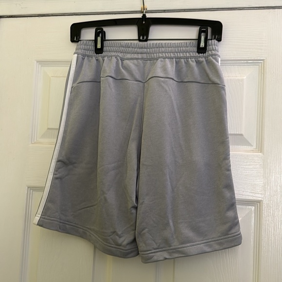 MEN’s Adidas 9” athletic shorts with zipper pockets size SMALL (28-30) - Picture 4 of 6
